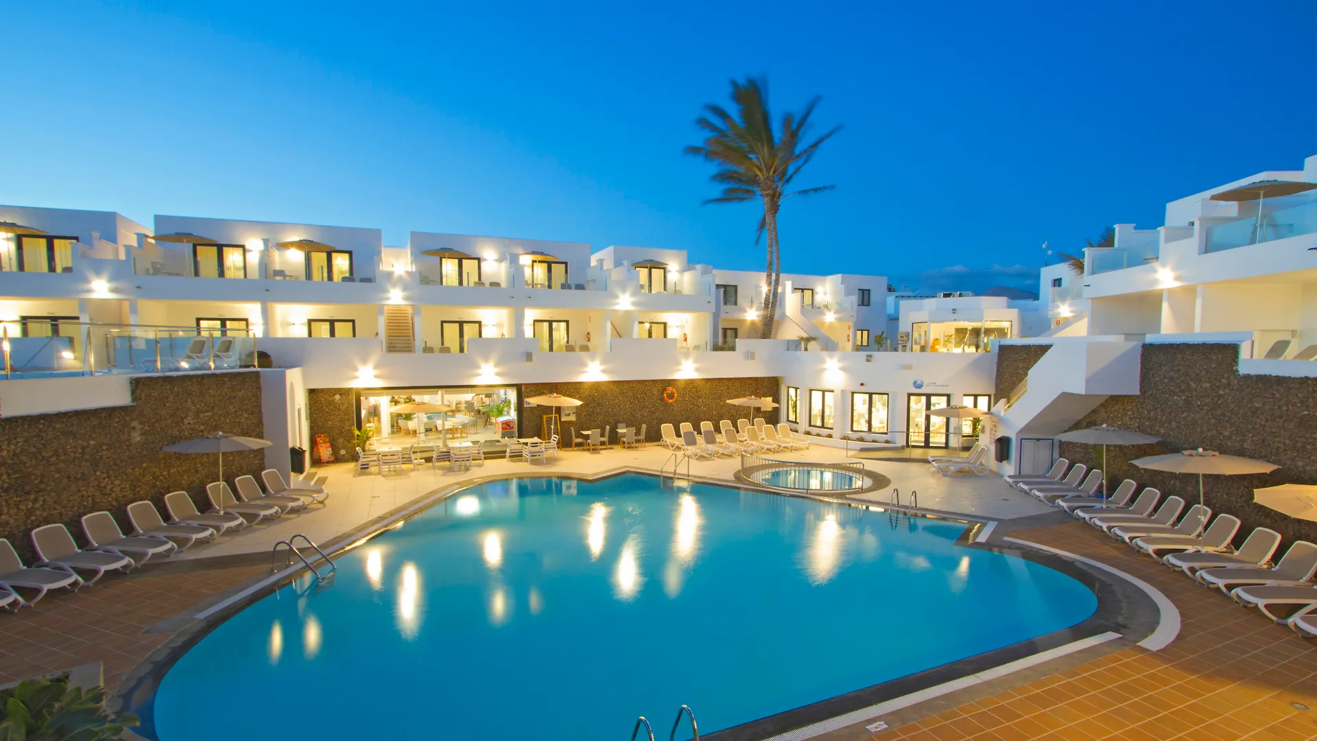Aqua Suites Puerto del Carmen  Отель Пуэрто дель Кармен